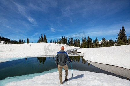 在初夏的雪地里徒步旅行