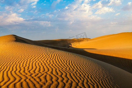 萨姆塔尔沙漠沙丘在日落的美丽的天空下。印度拉贾斯坦邦。沙漠中的沙丘