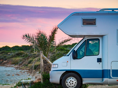 在西班牙地中海海岸露营的大篷车车。在房车度假西班牙海岸露营车