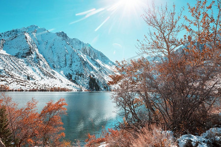 寒假摄影照片_初冬山区美丽的自然风光。内华达山脉的风景。美国，加利福尼亚州。旅游和寒假背景。