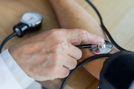 用手测量血压的病人