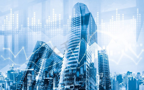 金融图形和数字指标与现代城市地区重叠，成为股市商业概念的摩天大楼。双重曝光。