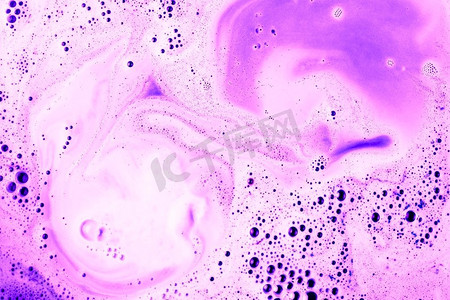 紫色浴缸炸弹泡沫背景