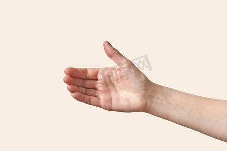 女性广泛开放的手达到或采取东西或创建为握手，孤立在白色背景伸出女人的手。