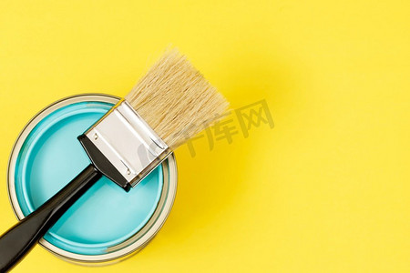 完美建筑摄影照片_油漆罐和油漆刷以及如何选择完美的室内油漆颜色和有益健康