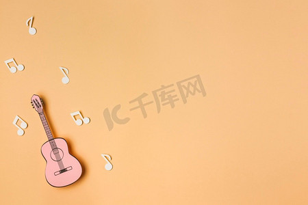 粉红色吉他与白色音符