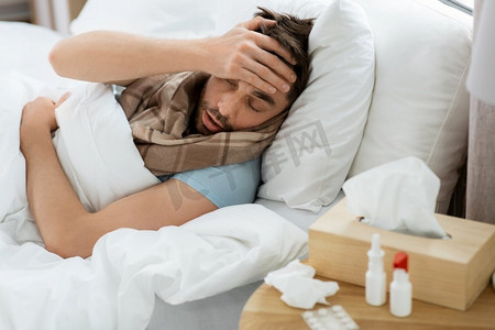 人与健康问题的概念-不快乐的生病的人头痛躺在家里的床上.