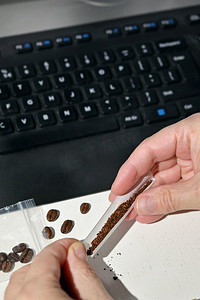 抽象成瘾自制香烟使用研磨咖啡和纸