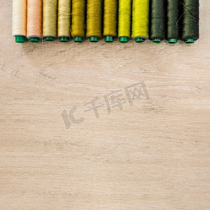 从上面摄影照片_各种彩色线条排列成排成一排的木质背景