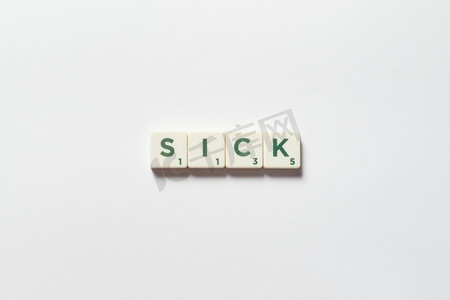生病的字形成的拼字块在白色背景。疾病预防和身体健康意识。因为拼字游戏而生病。