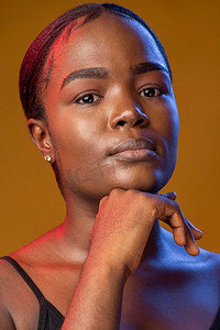 展望未来的非洲美女肖像