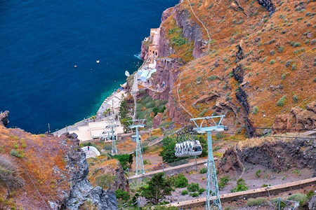 希腊圣托里尼岛菲拉的旅游缆车。希腊圣托里尼岛菲拉的缆车电梯