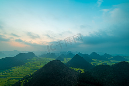 日出金鸡峰从群峰