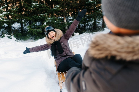 男孩和女孩在户外冬季散步玩雪球和雪橇美女人物活动