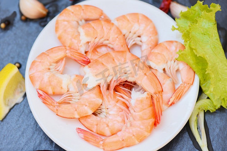 鲜虾在白色盘子，煮熟的去皮虾虾在海鲜餐厅煮—顶视图