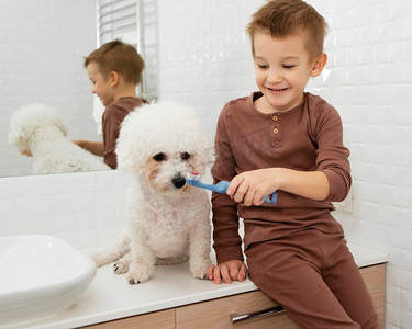 一个男孩帮他的狗回家洗牙