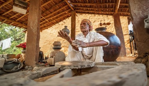 波特在工作中制作陶瓷盘子。印度拉贾斯坦邦