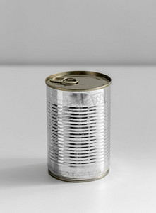 食物储存和食用概念—近摄锡罐与保存在桌子上。特写的锡罐与保存的食物在桌子上