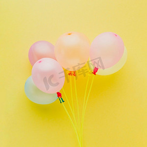 节日气球装饰背景摄影照片_视图装饰与气球黄色背景