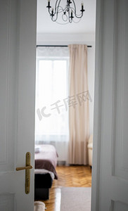 卧室门摄影照片_复古白色门打开卧室