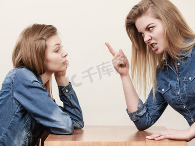 无知摄影照片_两个女人争吵起来嘲笑对方的气。女的训斥，无知的概念..两个女人争吵