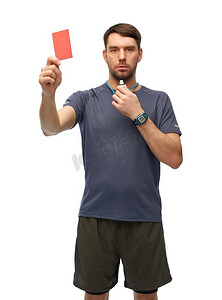 体育、裁判和人的概念——男裁判吹口哨，出示红色点球牌。裁判吹口哨出示红牌