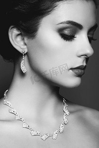 年轻漂亮的女人的时尚肖像与珠宝。黑白照片完美的化妆。  美丽的风格女人与钻石配件