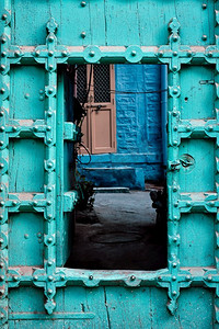 老木门在焦特布尔，拉贾斯坦邦，印度的蓝色房子。老门在焦特布尔，拉贾斯坦邦，印度的蓝色房子