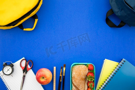 文具袋摄影照片_学校用品午餐盒蓝色背景