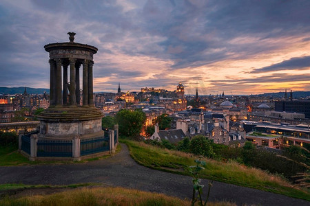 从苏格兰的卡尔顿山俯瞰爱丁堡天际线，与爱丁堡城堡和斯科特纪念碑。Calton Hill，Scotland
