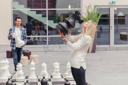 女孩亲吻象棋马通过棋盘