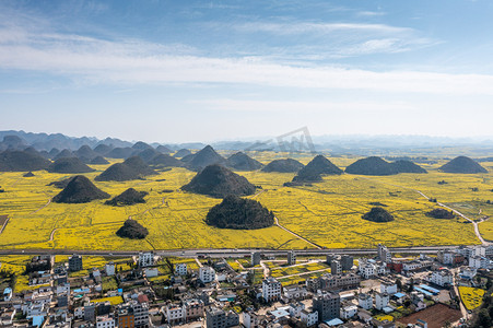 云南罗平金鸡峰全景图