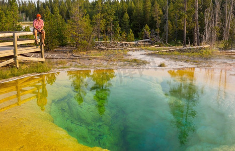 七彩晨曦池——美国怀俄明州黄石国家公园著名的温泉