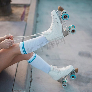 3d溜溜摄影照片_低段妇女系鞋带溜冰道