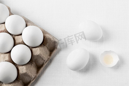 原框摄影照片_顶视图带壳的白鸡蛋盒
