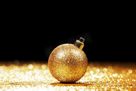 金色的圣诞球闪耀的背景特写镜头。圣诞球
