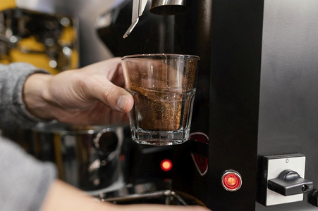 用机器研磨咖啡的男性咖啡师