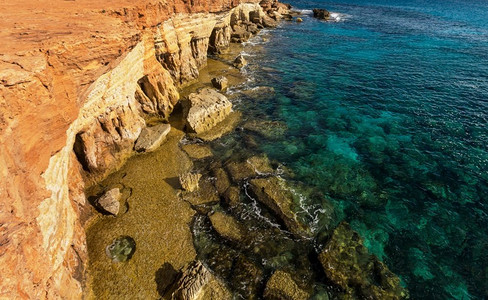 游客在塞浦路斯美丽的海岸