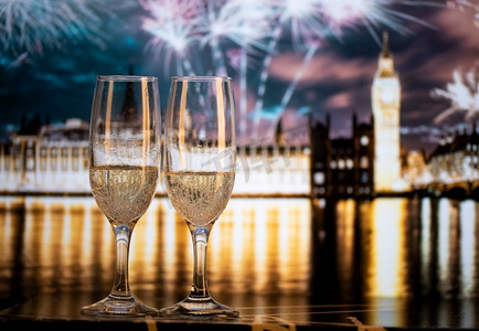香槟杯和大笨钟在背景新年前夕在伦敦’