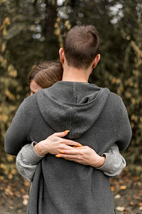 背影伙伴拥抱毛衣人物特写