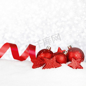 美丽的各种圣诞装饰在雪地特写镜头。圣诞装饰在雪地上