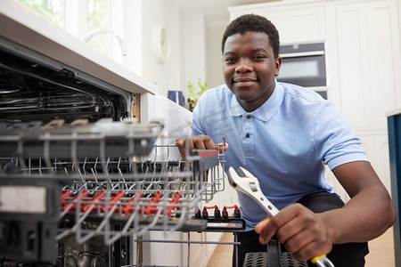 青年水管工培训在厨房安装家用洗碗机