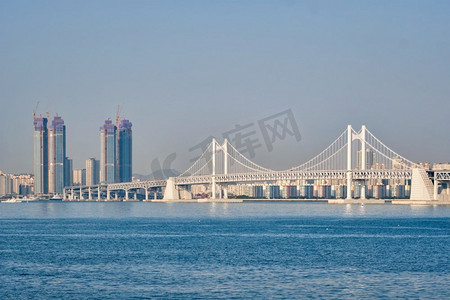 韩国釜山的光岸大桥。韩国釜山的光岸大桥和摩天大楼