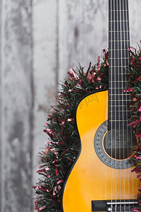 冬天的音乐背景摄影照片_圣诞背景与吉他