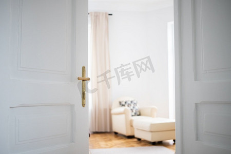 卧室门摄影照片_复古白色门打开卧室