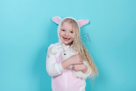 小兔子耳朵摄影照片_小女孩兔子耳朵与兔子