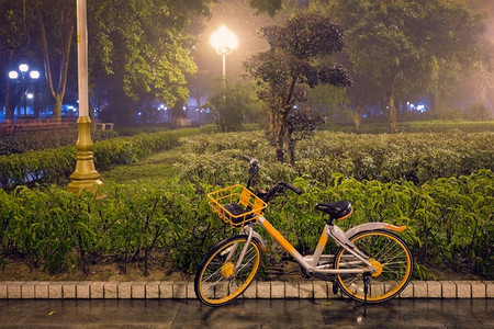 老年人起夜摄影照片_夜间雾蒙蒙的广州人民S公园里的自行车。广州，中国。广州人S夜雾公园，中国