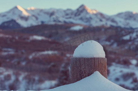 积雪覆盖在冬季的山区围栏