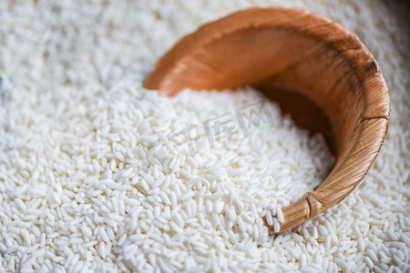 收获摄影照片_茉莉花米饭用自然碗装在袋子上，收获大米和粮食的烹饪概念
