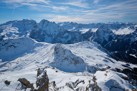 从帕索波尔多伊山口观看意大利滑雪胜地滑雪道和多洛米蒂山脉。意大利阿拉巴。滑雪胜地在多洛米蒂，意大利